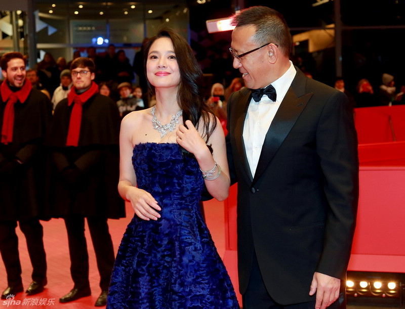 Китайский режиссер Цзян Вэнь и его супруга на красной дорожке 65-го Берлинского кинофестиваля