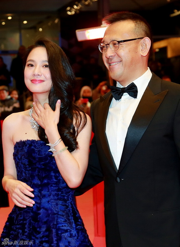 Китайский режиссер Цзян Вэнь и его супруга на красной дорожке 65-го Берлинского кинофестиваля