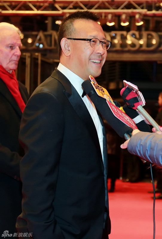 Китайский режиссер Цзян Вэнь и его супруга на красной дорожке 65-го Берлинского кинофестиваля