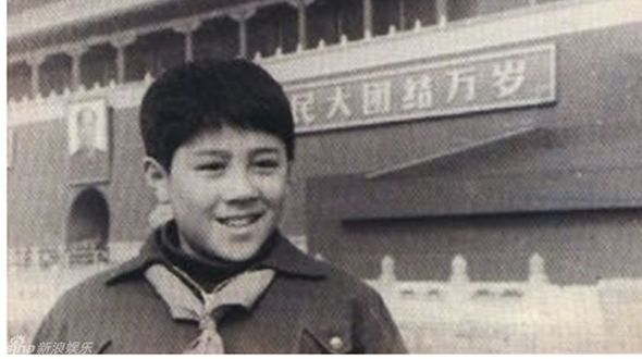 Симпатичные фотографии певца Цай Гоцина в детстве 