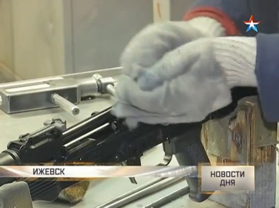На производстве знаменитых автоматов Калашникова заняты пожилые женщины 