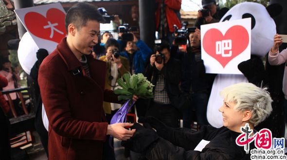 26-летняя украинка нарядилась пандой, чтобы сделать предложение своему китайскому парню 