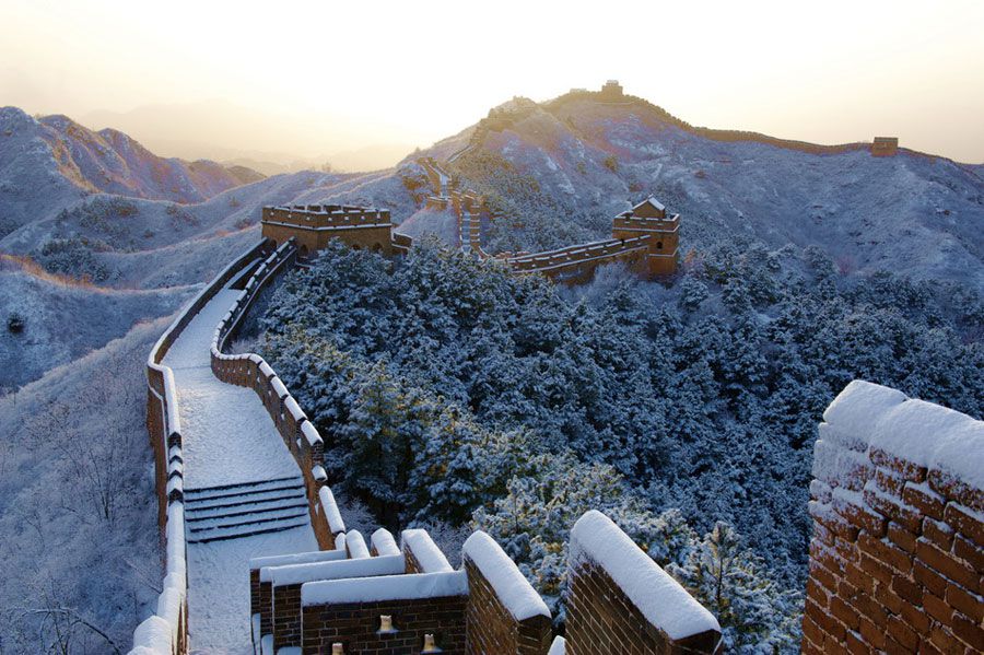 Участок Великой китайской стены Цзиньшаньлин после первого в году снегопада 