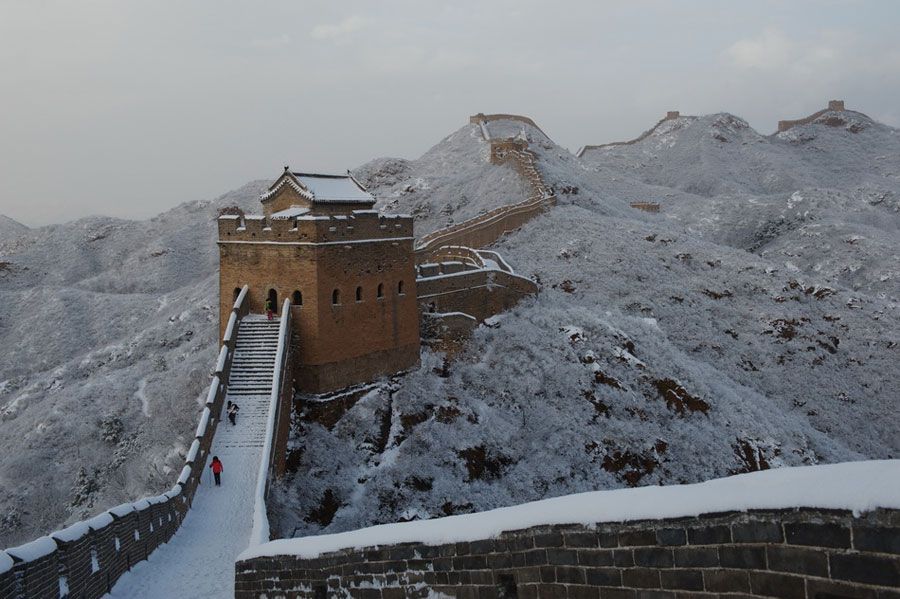 Участок Великой китайской стены Цзиньшаньлин после первого в году снегопада 