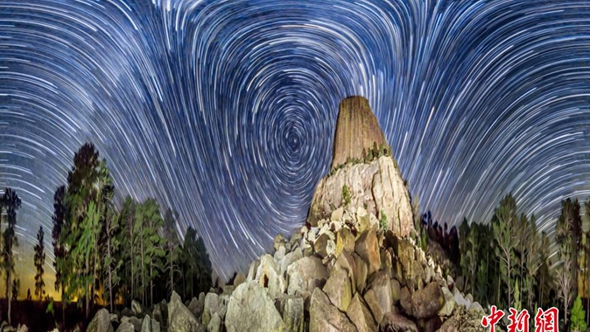 Фотограф снял «закрученное» звездное небо, похожее на «Звездную ночь» Ван Гога