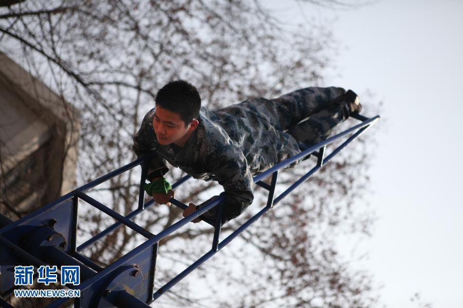 6 февраля, ученики экспериментального класса авиационной подготовки школы №6 г. Уханя тренируются на винтовой лестнице.