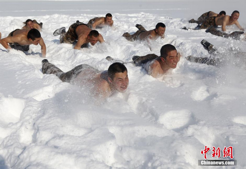 Пограничники г. Хэйхэ тренируются на морозе