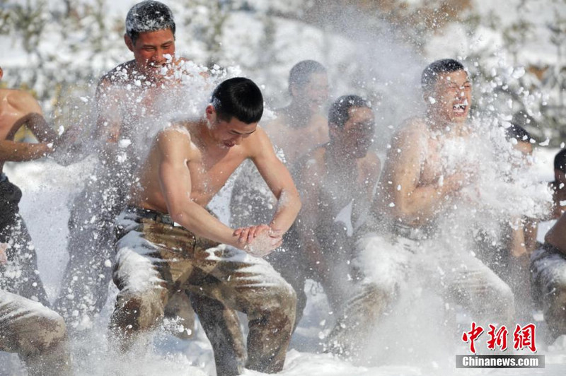 Пограничники г. Хэйхэ тренируются на морозе