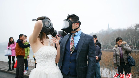 Новобрачная пара в г. Ханчжоу снимала свадебные фотографии в респираторах, чтобы призвать к охране окружающей среды
