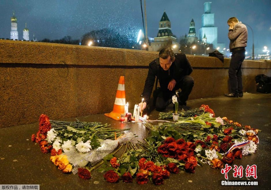 На фото: народ возложил цветы и зажег свечи в память о погибшем вице-премьере Борисе Немцове.