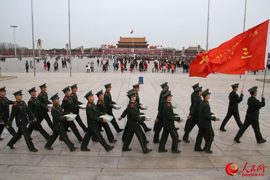 Сотни полицейских, вооружившись тазами и тряпками, навели порядок на площади Тяньаньмэнь в преддверии «двух сессий»