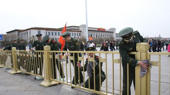 Сотни полицейских, вооружившись тазами и тряпками, навели порядок на площади Тяньаньмэнь в преддверии «двух сессий»