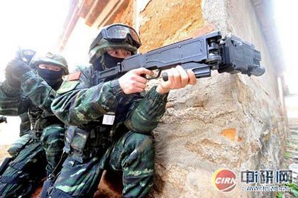 Китайский отряд спецназа с «гнутыми» пистолетами