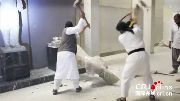 Экстремистская группировка «Исламского государства» выпустила новое видео о разрушении древностей в музее Ирака.