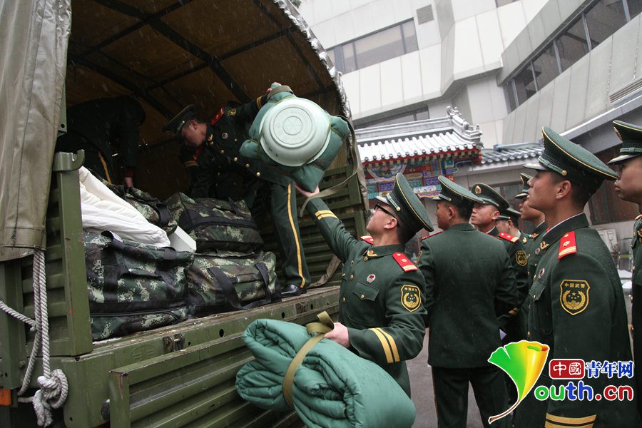 Вооруженные солдаты и офицеры со своими постельными принадлежностями были расквартированы для обеспечения безопасности «двух сессий»