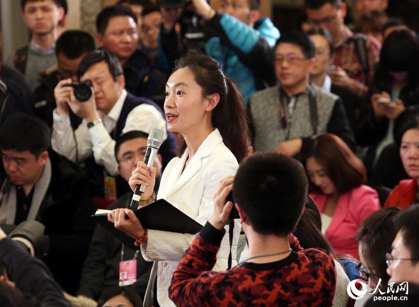 «Две сессии» 2015: журналисты в яркой одежде получают больше возможностей задавать вопросы