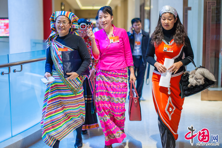 3 марта, во второй половине дня, после окончания собрания делегации провинции Юньнань, многие присутствовавшие на ней депутаты ВСНП, одетые в традиционные национальные костюмы, вышли из зала собрания. 