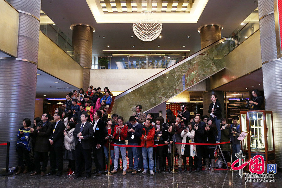 На фото: сотрудники и журналисты ожидают приезда премьера Госсовета Ли Кэцяна.