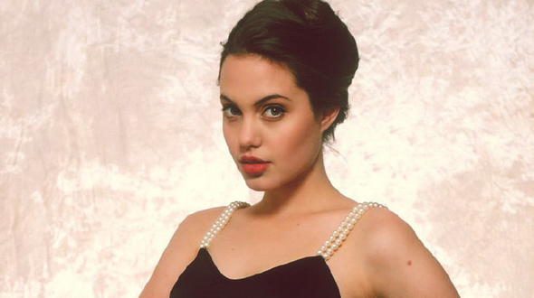 В 16 летнем возрасте: сексуальная Анджелина Джоли в купальнике