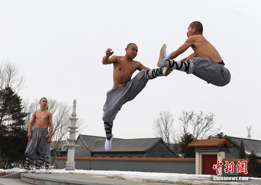 Боевые монахи Чанчуня тренируются в холодную погоду