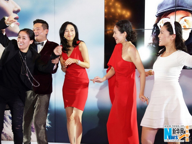 Известная актриса Чжан Цзыи в красных платьях