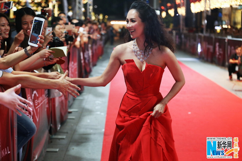 Известная актриса Чжан Цзыи в красных платьях