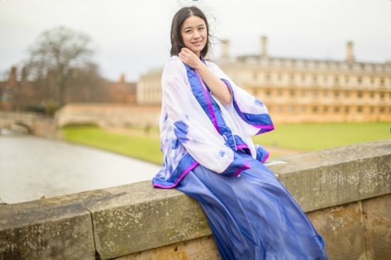 Китайские студентки Кембриджского университета продемонстрировали национальные костюмы