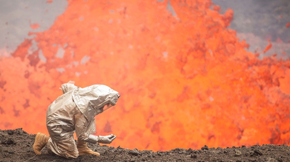 Смелый исследователь, не боясь извержения вулкана, сделал селфи на фоне раскаленнойлавы