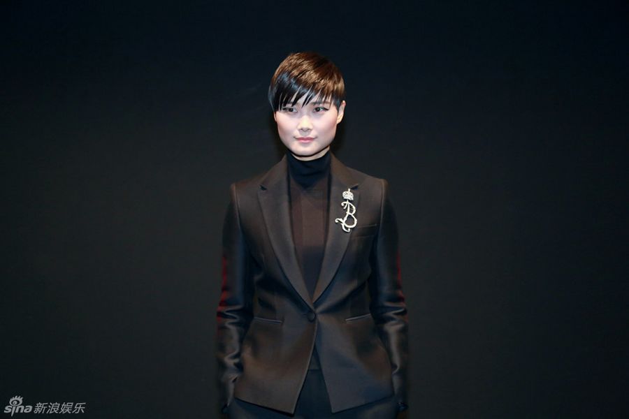  Стильная певица Ли Юйчунь в Париже