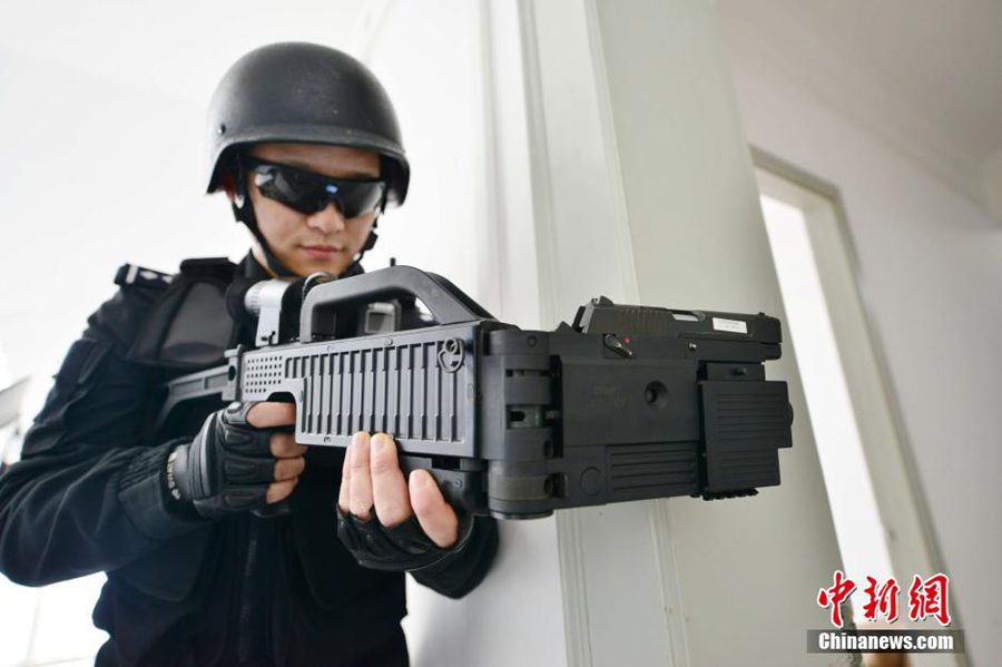 Шанхайский отряд спецназа прошел тренировку с «гнущимися пистолетами»