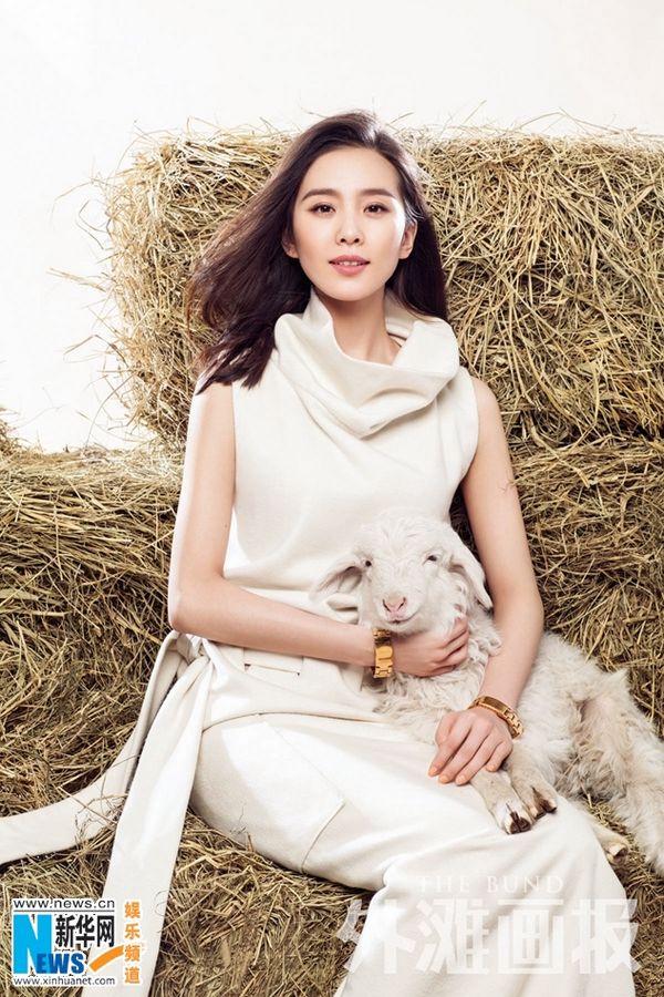 Лю Шиши с милой овцой попала на обложку модного журнала