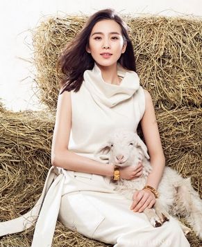 Лю Шиши с милой овцой попала на обложку модного журнала