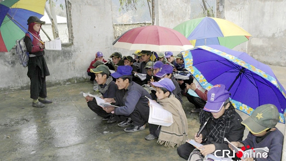Пакистанские боевики уничтожили школу, ученикам приходится заниматься на руинах