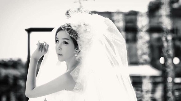 Корейская транс-звезда Харису в красивом свадебном платье