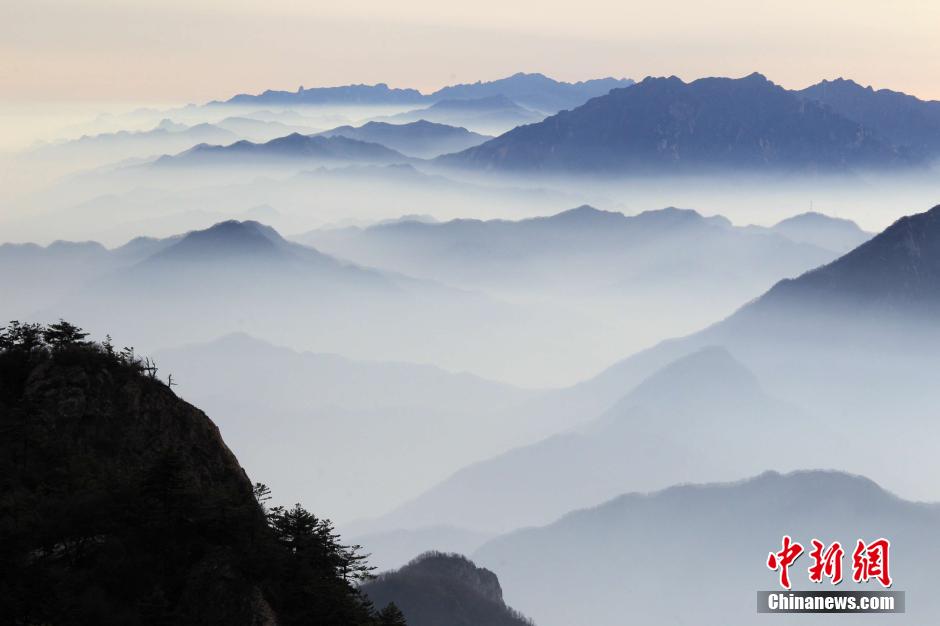 Чудесный пейзаж с облаками на горах Лаоцзюньшань провинции Хэнань
