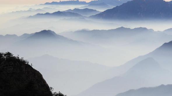 Чудесный пейзаж с облаками на горах Лаоцзюньшань провинции Хэнань