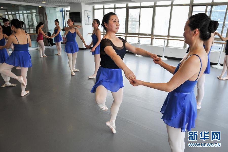 В г. Гуйян есть балетная труппа, средний возраст участников которой составляет 40 и больше лет, самой старшей участнице – 60. 