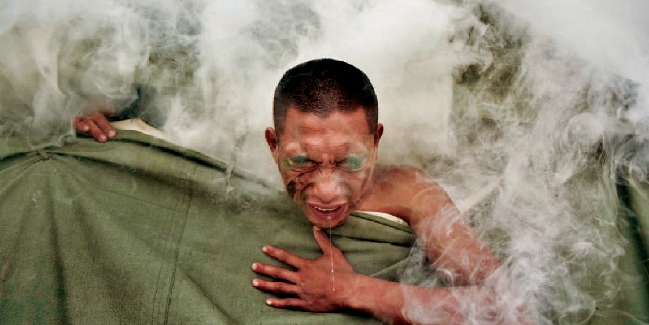 За три месяца солдаты ВДВ НОАК прошли строгое обучение, бросили вызов своему пределу: их бросали в воду перевязанными, заставляли находиться в палатках, переполненных дымом без всякой защиты, жестоко пытали. 