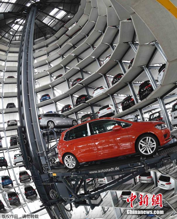 Башня, где размещаются готовые автомобили Volkswagen, напоминает калейдоскоп
