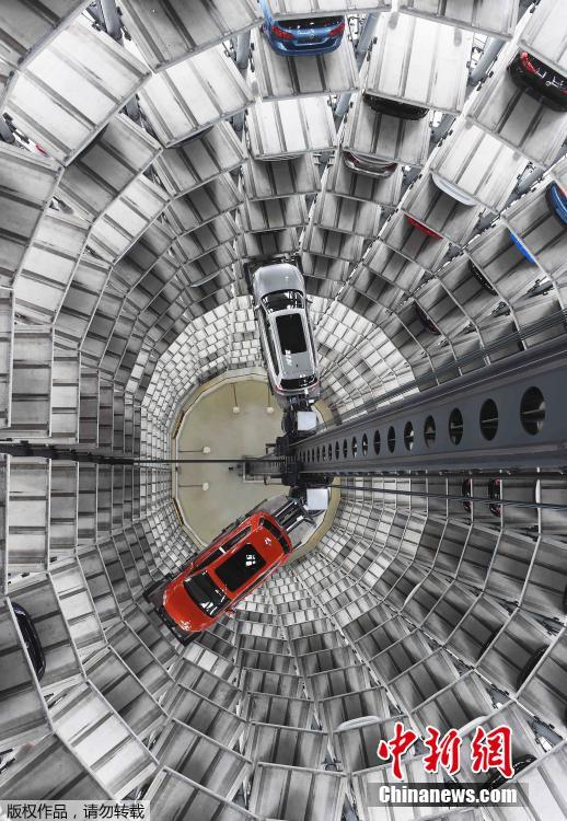 Башня, где размещаются готовые автомобили Volkswagen, напоминает калейдоскоп
