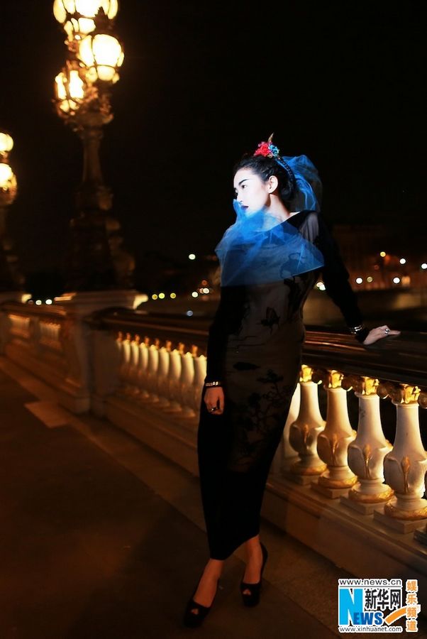 Красотка Чжан Синьюань в Париже