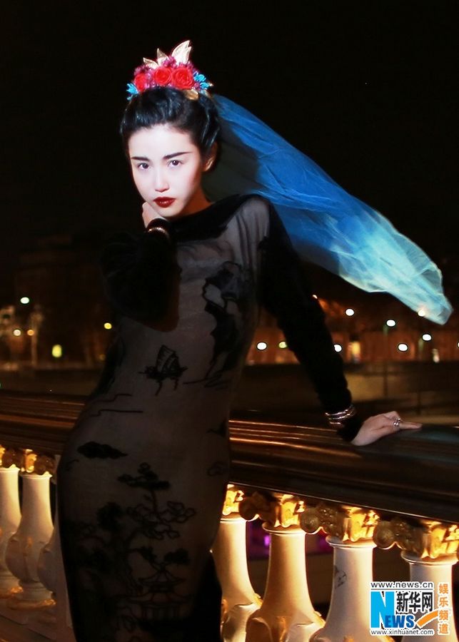 Красотка Чжан Синьюань в Париже