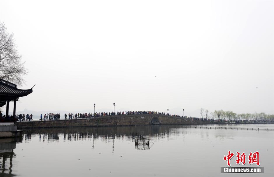 Весенние пейзажи озера Сиху (г. Ханчжоу) привлекают многих туристов 
