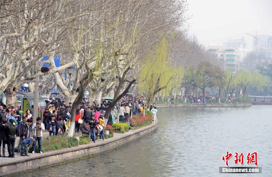 Весенние пейзажи озера Сиху (г. Ханчжоу) привлекают многих туристов 