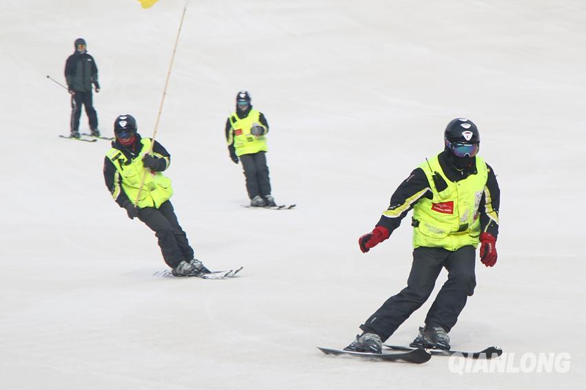 Более 200 любителей зимнего спорта с энтузиазмом участвовали в разнообразных и интересных мероприятиях.