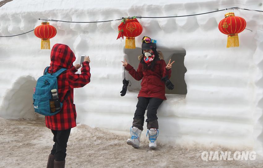 На днях на горнолыжной базе «Юньдин» в уезде Чунли состоялась встреча поклонников снежных видов спорта из Пекина, Тяньцзиня и Хэбэя для поддержки совместной заявки Пекина Тяньцзиня и Хэбэя на проведение Зимней Олимпиады-2022. 