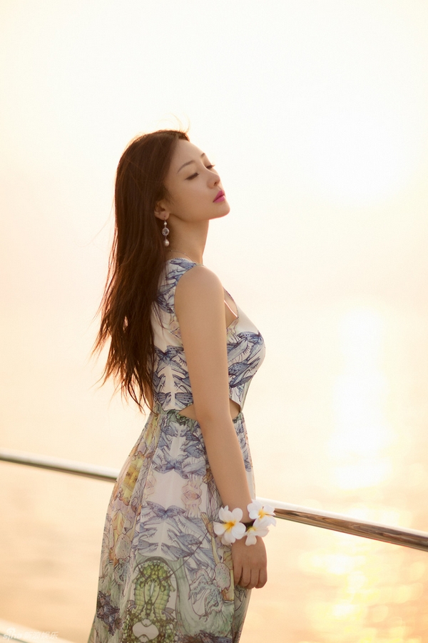 Очаровательная звезда Лю Янь на морском побережье