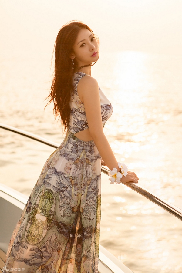Очаровательная звезда Лю Янь на морском побережье