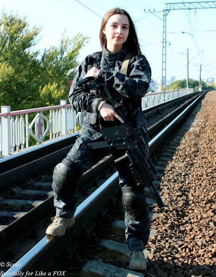 Российская девушка в военной форме стала звездой Интернета 