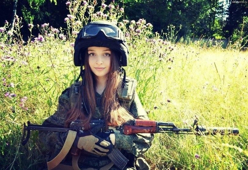 Российская девушка в военной форме стала звездой Интернета 